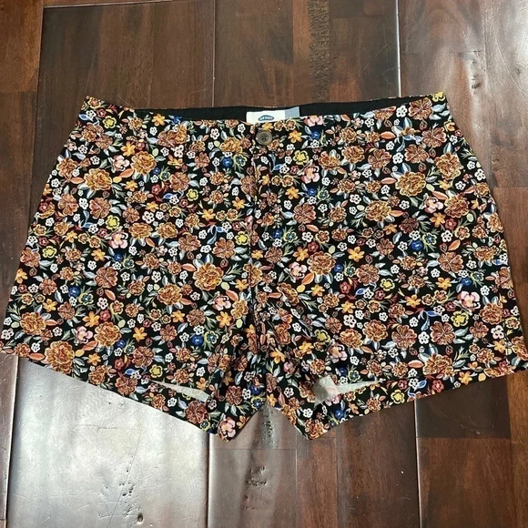 Old Navy Women’s Short‎ Size 4 Floral Design - Picture 1 of 4